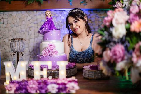 As melhores ideias e inspirações de fotos criativas da debutante no espaço Buffet Flores'