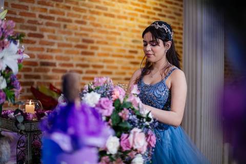 As melhores ideias e inspirações de fotos criativas da debutante no espaço Buffet Flores'