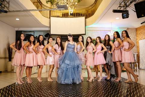 As melhores ideias e inspirações de fotos criativas da debutante com as amigas no espaço Buffet Flores'