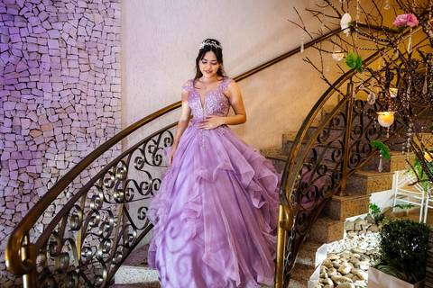 As melhores ideias e inspirações de fotos criativas da debutante no espaço Buffet Flores'