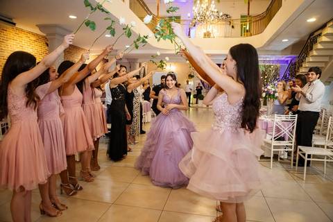 As melhores ideias e inspirações de fotos criativas da debutante no espaço Buffet Flores'