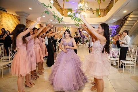 As melhores ideias e inspirações de fotos criativas da debutante no espaço Buffet Flores'