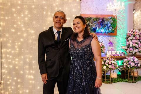 As melhores ideias e inspirações de fotos criativas da debutante no espaço Buffet Flores'