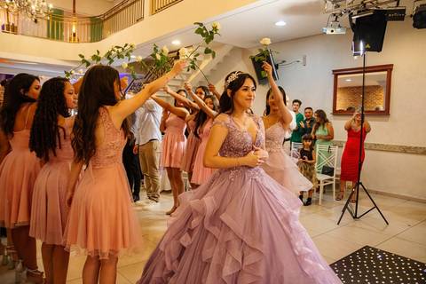 As melhores ideias e inspirações de fotos criativas da debutante no espaço Buffet Flores'