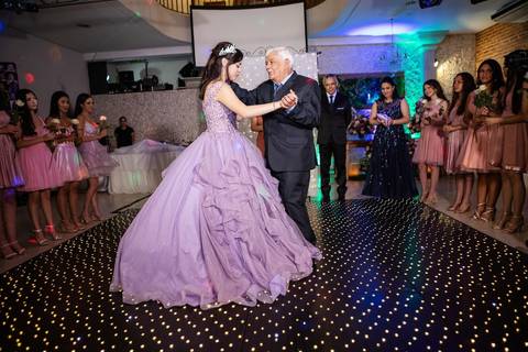 As melhores ideias e inspirações de fotos criativas da debutante no espaço Buffet Flores'