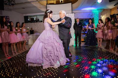 As melhores ideias e inspirações de fotos criativas da debutante no espaço Buffet Flores'