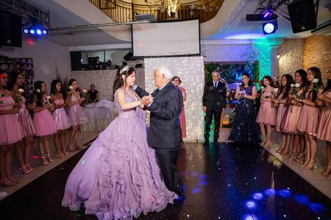 As melhores ideias e inspirações de fotos criativas da debutante no espaço Buffet Flores'