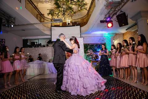 As melhores ideias e inspirações de fotos criativas da debutante no espaço Buffet Flores'