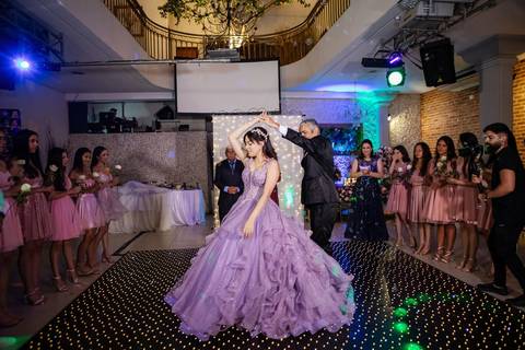 As melhores ideias e inspirações de fotos criativas da debutante no espaço Buffet Flores'