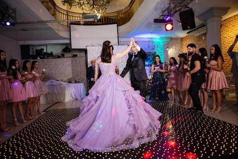 As melhores ideias e inspirações de fotos criativas da debutante no espaço Buffet Flores'