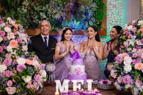 As melhores ideias e inspirações de fotos criativas da debutante no espaço Buffet Flores'