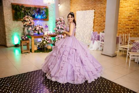 As melhores ideias e inspirações de fotos criativas da debutante no espaço Buffet Flores'