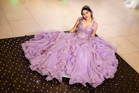 As melhores ideias e inspirações de fotos criativas da debutante no espaço Buffet Flores'