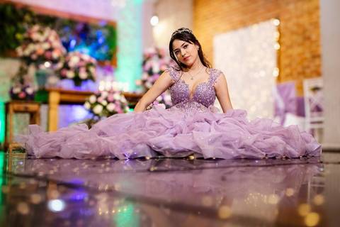 As melhores ideias e inspirações de fotos criativas da debutante no espaço Buffet Flores'