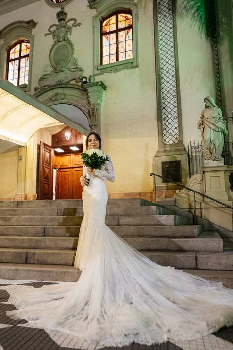 As melhores ideias e inspirações criativas de fotos de casamento da noiva em frente a Paróquia Nossa Senhora do Brasil'