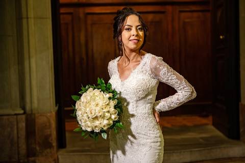 As melhores ideias e inspirações criativas de fotos de casamento da noiva em frente a Paróquia Nossa Senhora do Brasil'