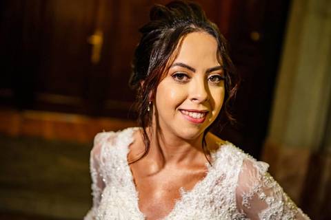 As melhores ideias e inspirações criativas de fotos de casamento da noiva em frente a Paróquia Nossa Senhora do Brasil'