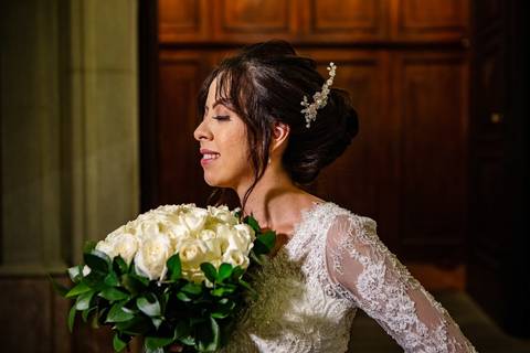 As melhores ideias e inspirações criativas de fotos de casamento da noiva em frente a Paróquia Nossa Senhora do Brasil'