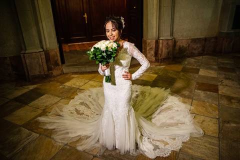 As melhores ideias e inspirações criativas de fotos de casamento da noiva em frente a Paróquia Nossa Senhora do Brasil'