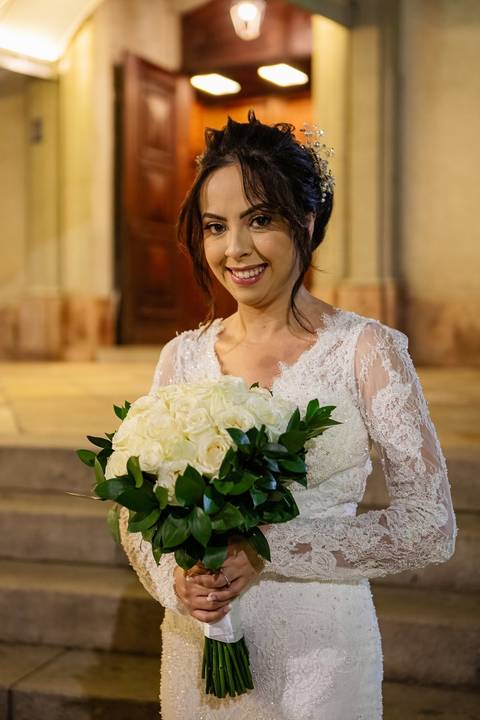 As melhores ideias e inspirações criativas de fotos de casamento da noiva em frente a Paróquia Nossa Senhora do Brasil'