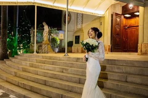 As melhores ideias e inspirações criativas de fotos de casamento da noiva em frente a Paróquia Nossa Senhora do Brasil'