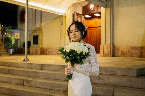 As melhores ideias e inspirações criativas de fotos de casamento da noiva em frente a Paróquia Nossa Senhora do Brasil'