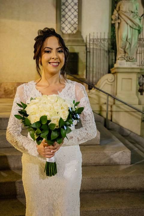 As melhores ideias e inspirações criativas de fotos de casamento da noiva em frente a Paróquia Nossa Senhora do Brasil'
