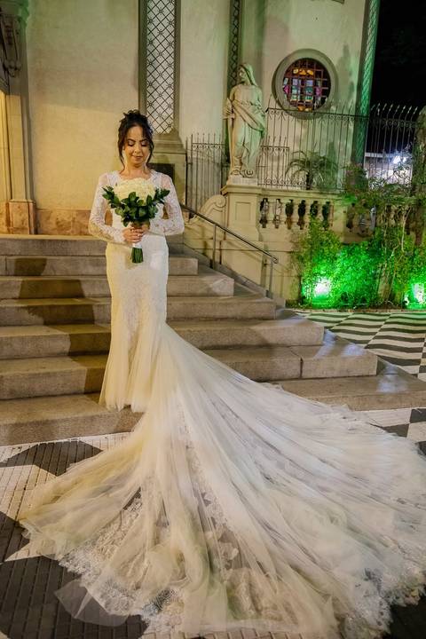 As melhores ideias e inspirações criativas de fotos de casamento da noiva em frente a Paróquia Nossa Senhora do Brasil'