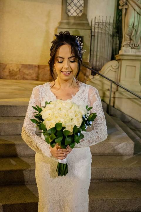 As melhores ideias e inspirações criativas de fotos de casamento da noiva em frente a Paróquia Nossa Senhora do Brasil'
