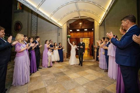 As melhores ideias e inspirações criativas de fotos de casamento do noivos com os padrinhos na Paróquia Nossa Senhora do Brasil'
