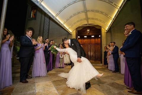 As melhores ideias e inspirações criativas de fotos de casamento do noivos com os padrinhos na Paróquia Nossa Senhora do Brasil'