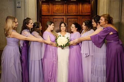 As melhores ideias e inspirações criativas de fotos de casamento da noiva com as madrinhas na Paróquia Nossa Senhora do Brasil'