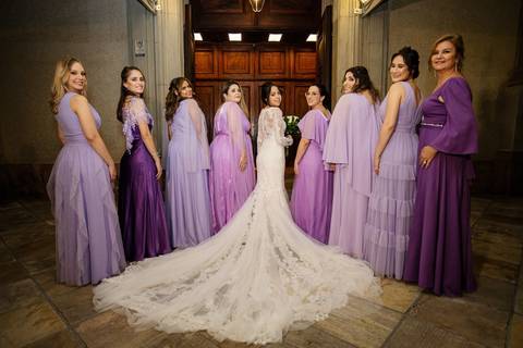 As melhores ideias e inspirações criativas de fotos de casamento da noiva com as madrinhas na Paróquia Nossa Senhora do Brasil'