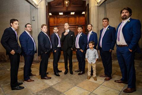 As melhores ideias e inspirações criativas de fotos de casamento do noivo com os padrinhos na Paróquia Nossa Senhora do Brasil'