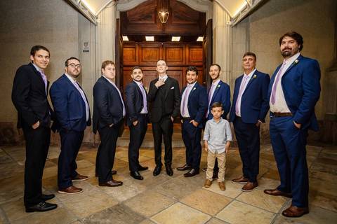 As melhores ideias e inspirações criativas de fotos de casamento do noivo com os padrinhos na Paróquia Nossa Senhora do Brasil'