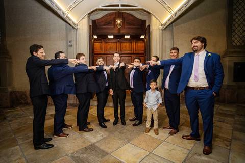 As melhores ideias e inspirações criativas de fotos de casamento do noivo com os padrinhos na Paróquia Nossa Senhora do Brasil'