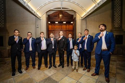 As melhores ideias e inspirações criativas de fotos de casamento do noivo com os padrinhos na Paróquia Nossa Senhora do Brasil'