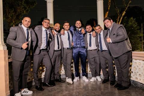 As melhores ideias e inspirações criativas de fotos de casamento do noivo com os padrinhos no Palacete Rosa'