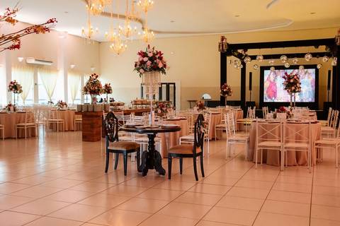 As melhores ideias e inspirações criativas de fotos de casamento no espaço Perinas Buffet'