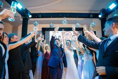 As melhores ideias e inspirações criativas de fotos de casamento no espaço Perinas Buffet'