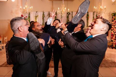 As melhores ideias e inspirações criativas de fotos de casamento no espaço Perinas Buffet'