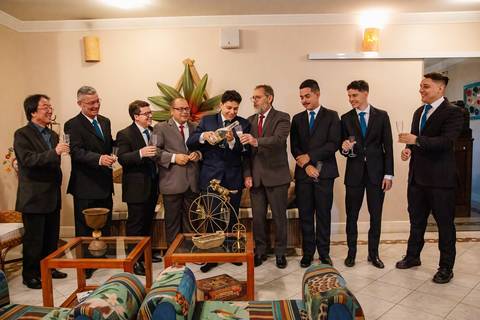 As melhores ideias e inspirações criativas de fotos de casamento do making of do Noivo no Salão do Gandini Hotel'