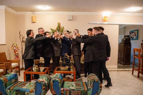 As melhores ideias e inspirações criativas de fotos de casamento do making of do Noivo no Salão do Gandini Hotel'