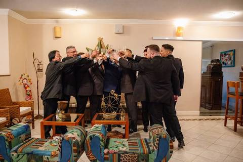 As melhores ideias e inspirações criativas de fotos de casamento do making of do Noivo no Salão do Gandini Hotel'