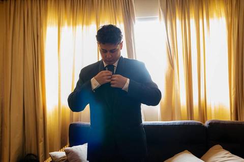 As melhores ideias e inspirações criativas de fotos de casamento do making of do Noivo no Salão do Gandini HotelAs melhores ideias e inspirações criativas de fotos de casamento do making of do Noivo no Salão do Gandini Hotel'