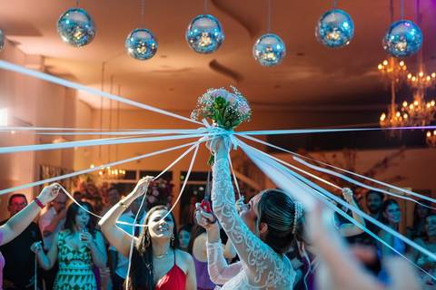 As melhores ideias e inspirações criativas de fotos de casamento no espaço Perinas Buffet'