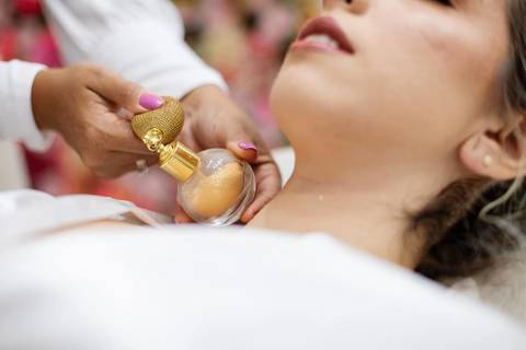 As melhores ideias e inspirações criativas de fotos de casamento do making of da noiva no salão Jéssica Mantovani Beauty Studio'