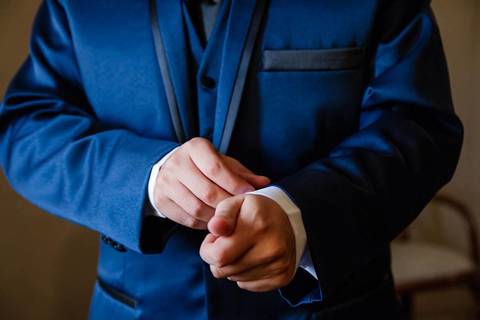 As melhores ideias e inspirações criativas de fotos de casamento do making of do Noivo no Salão do Gandini Hotel'