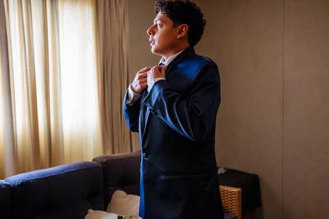 As melhores ideias e inspirações criativas de fotos de casamento do making of do Noivo no Salão do Gandini Hotel'