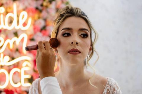 As melhores ideias e inspirações criativas de fotos de casamento do making of da noiva no salão Jéssica Mantovani Beauty Studio'